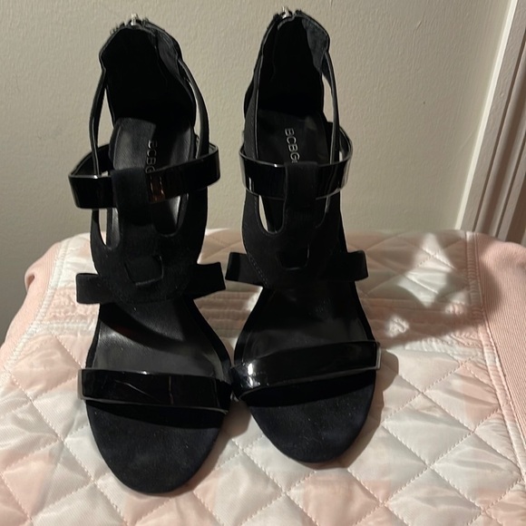 𝅺BCBGENERATION Black Zip Back Heels with Geometric Design. Size 9 - Picture 1 of 5